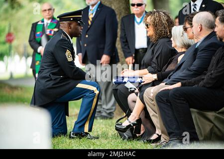 Sergeant Major Patrick Thomas (links), ranghöchster Beauftragter des Nationalfriedhofs Arlington und des Büros der Soldatenfriedhöfe, spricht Patricia Sargent nach der Trauerfeier ihres Vaters, des Empfängers der Ehrenmedaille U.S., sein Beileid aus Marinekorps Sgt. Major John Canley, Sektion 60 des Nationalfriedhofs Arlington, Arlington, Virginia, 25. August 2022. Canley erhielt 2018 die Ehrenmedaille für seine Handlungen während der Schlacht in Hue City, Vietnam im Jahr 1968. Als Gunnery Sergeant der Kompanie, Kompanie A, 1. Bataillon, 1. Marine, 1. Marine Division, Canley und seine Marines haben mehrere Bösartige bekämpft Stockfoto