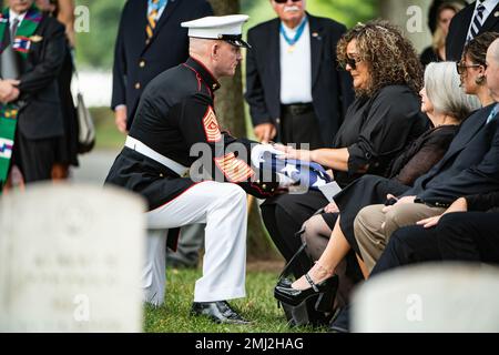 19. Sergeant Major des Marine Corps, Sergeant Major Troy Black überreicht Patricia Sargent die US-Flagge nach der Trauerfeier ihres Vaters, Ehrenmedaillengewinner U.S. Marinekorps Sgt. Major John Canley, Sektion 60 des Nationalfriedhofs Arlington, Arlington, Virginia, 25. August 2022. Canley erhielt 2018 die Ehrenmedaille für seine Handlungen während der Schlacht in Hue City, Vietnam im Jahr 1968. Als Gunnery Sergeant der Kompanie, Kompanie A, 1. Bataillon, 1. Marine, 1. Marine Division, Canley und seine Marines bekämpften mehrere bösartige Angriffe und versuchten, freundliche Truppen zu entlasten Stockfoto