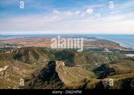 Panoramablick auf Reisfelder im Ebro Delta, von der foradada (foradada Höhle), in der Serra del Montsià Range. Tarragona, Katalonien, Spanien Stockfoto