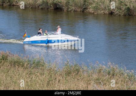 Deckboot mit Familienmotorfahrt, Segeln auf dem Fluss Ebro, Ebro Delta, Katalonien, Spanien Stockfoto