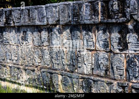 El Tzompantli, Mauer der Schädel, Steinschnitzereien, Chichen Itza, Quintana Roo, Yucatan, Mexiko, Nordamerika, Amerika Stockfoto