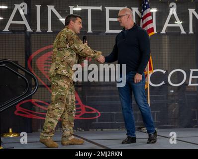 Oberst Rusty Gohn, Left, 436. Airlift Wing Vice Commander, schüttelt Robert Irvine während des Meets die Hand, Greet, Eat with Chef Robert Irvine Event auf Dover Air Force Base, Delaware, 25. August 2022. Mehr als 75 Airmen nahmen an der Veranstaltung Teil, die eine Fotogelegenheit mit Irvine und ein Mittagessen beinhaltete. Stockfoto