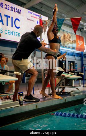 Team Army Coach Atiba Wade, links, erteilt Anweisungen an die USA Army CPL. Tiffany Johnson während des Schwimmtrainings bei den 2022 Department of Defense Warrior Games im Rosen Aquatic and Fitness Center in Orlando, Florida, 25. August 2022. Von den USA moderiert Armee im Walt Disney World Resort treten bei den diesjährigen Warrior Games Militärangehörige und Veteranen des Verteidigungsministeriums zusammen mit Militärsportlern aus Kanada und der Ukraine an einer Vielzahl adaptiver Sportarten an. Stockfoto