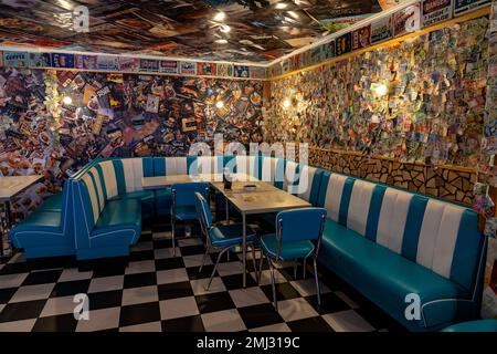 04.11.2022 - Fussen, Deutschland : Restaurant im Retro-amerikanischen Stil Burgerbar M43 Burger Bar-BQ . Stockfoto