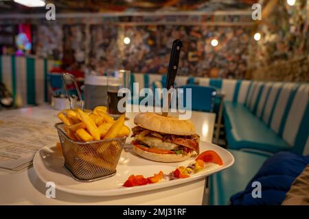 04.11.2022 - Fussen, Deutschland : Restaurant im Retro-amerikanischen Stil Burgerbar M43 Burger Bar-BQ . Stockfoto