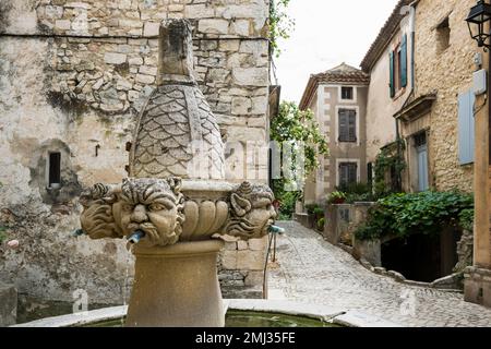 Alter Brunnen auf dem Dorfplatz, Seguret, Les PLUS Beaux Villages de France, Dentelles de Montmirail, Departement Vaucluse, Provence Stockfoto