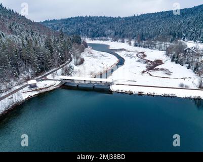 Nagoldtalsperre im Winter mit Schnee, Schwarzwald, Deutschland Stockfoto