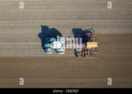 Draufsicht über Traktor mit pneumatischem Sämaschinen, landwirtschaftliche Maschine zum Aussaaten, Feldarbeiten im Frühjahr Stockfoto