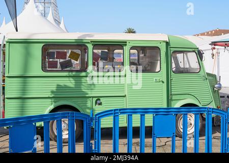 Teneriffa, Spanien - 27. Januar 2023: Geschlossener Minibus für Getränke, Snacks und alkoholfreie Getränke auf Kopfsteinpflaster und mit blauer Plakatwand ohne Personen. Stockfoto