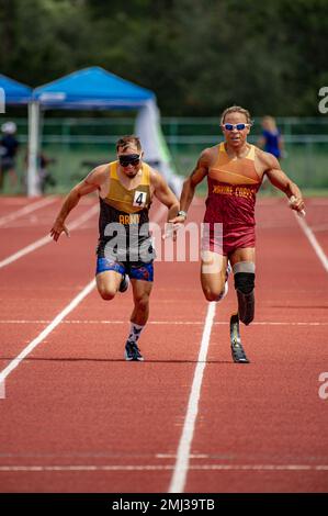 US-Rentner Sergeant Michael Murphy, Left, wird von den USA geführt Marine Sgt. Peter Keating bei einem Wettkampf während der Warrior Games des Verteidigungsministeriums 2022 im ESPN Wide World of Sports Complex in Orlando, Florida, 25. August 2022. Von den USA moderiert Armee, Militärangehörige und Veteranen des Verteidigungsministeriums konkurrieren im adaptiven Sport mit Streitkräften aus Kanada und der Ukraine. Stockfoto