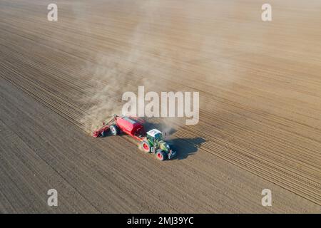 Draufsicht über Traktor mit pneumatischem Sämaschinen, landwirtschaftliche Maschine zum Aussaaten, Feldarbeiten im Frühjahr Stockfoto