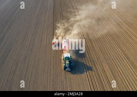 Draufsicht über Traktor mit pneumatischem Sämaschinen, landwirtschaftliche Maschine zum Aussaaten, Feldarbeiten im Frühjahr Stockfoto