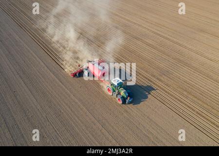 Draufsicht über Traktor mit pneumatischem Sämaschinen, landwirtschaftliche Maschine zum Aussaaten, Feldarbeiten im Frühjahr Stockfoto
