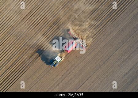 Draufsicht über Traktor mit pneumatischem Sämaschinen, landwirtschaftliche Maschine zum Aussaaten, Feldarbeiten im Frühjahr Stockfoto