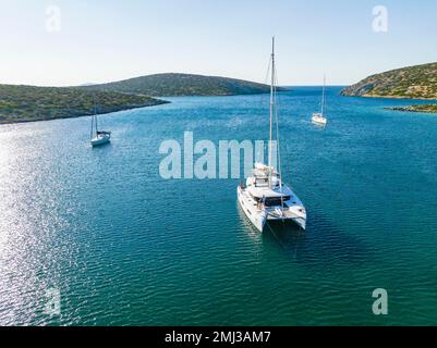 Segelkatamaran in einer Bucht, Ägäisches Meer, Griechenland Stockfoto