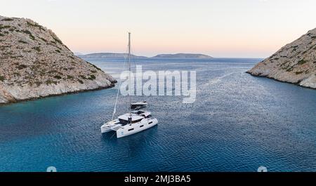 Segeln mit dem Katamaran in einer Bucht von Levitha Island, griechische Insel, südliche Ägäis, Griechenland Stockfoto