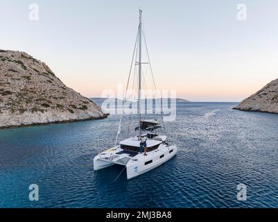Segeln mit dem Katamaran in einer Bucht von Levitha Island, griechische Insel, südliche Ägäis, Griechenland Stockfoto