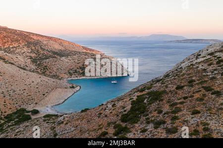 Abendliche Atmosphäre, Segelkatamaran in einer Bucht der Insel Levitha, griechische Insel, südliche Ägäis, Griechenland Stockfoto