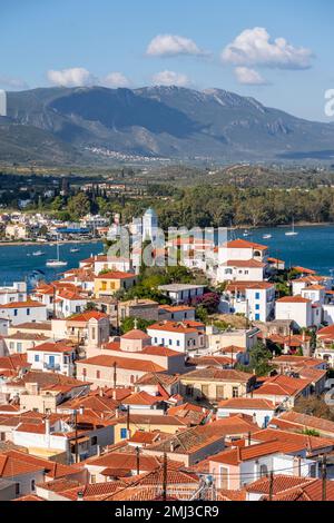 Blick auf die Stadt, Insel Poros mit Stadt und peloponnesische Küste mit Dorf Galatas, Saronischer Golf, Griechenland Stockfoto