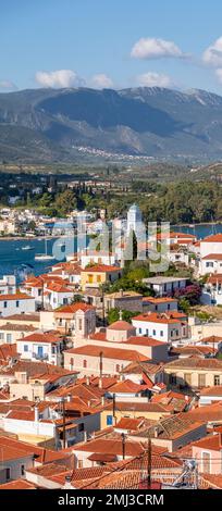 Blick auf die Stadt, Insel Poros mit Stadt und peloponnesische Küste mit Dorf Galatas, Saronischer Golf, Griechenland Stockfoto