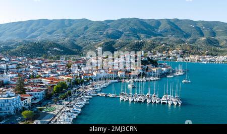 Stadtblick, Luftblick, Insel Poros mit Stadt und Peloponnesische Küste mit Dorf Galatas, Saronischer Golf, Griechenland Stockfoto