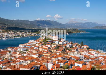 Blick auf die Stadt, Insel Poros mit Stadt und peloponnesische Küste mit Dorf Galatas, Saronischer Golf, Griechenland Stockfoto