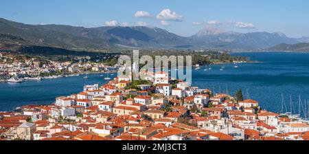 Blick auf die Stadt, Insel Poros mit Stadt und peloponnesische Küste mit Dorf Galatas, Saronischer Golf, Griechenland Stockfoto