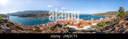 Blick auf die Stadt, Insel Poros mit Stadt und peloponnesische Küste mit Dorf Galatas, Saronischer Golf, Griechenland Stockfoto