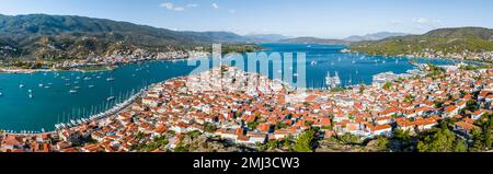 Stadtblick, Luftblick, Insel Poros mit Stadt und Peloponnesische Küste mit Dorf Galatas, Saronischer Golf, Griechenland Stockfoto