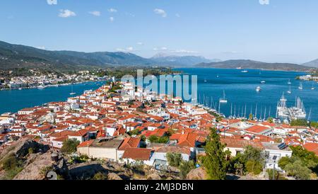 Stadtblick, Luftblick, Insel Poros mit Stadt und Peloponnesische Küste mit Dorf Galatas, Saronischer Golf, Griechenland Stockfoto