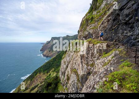 Steile Klippen und Berge, Wandern auf dem Vereda do Larano Trail, Madeira, Portugal Stockfoto