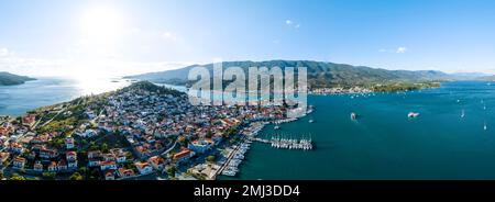 Stadtblick, Luftblick, Insel Poros mit Stadt und Peloponnesische Küste mit Dorf Galatas, Saronischer Golf, Griechenland Stockfoto