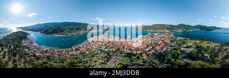 Stadtblick, Luftblick, Insel Poros mit Stadt und Peloponnesische Küste mit Dorf Galatas, Saronischer Golf, Griechenland Stockfoto