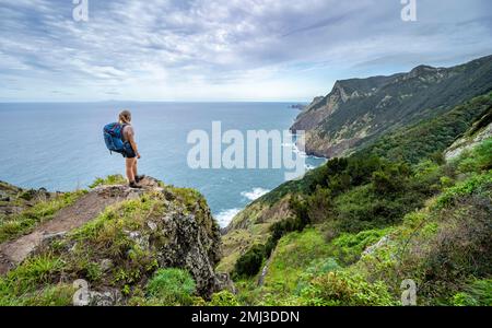 Wanderer auf dem Vereda do Larano Trail, Klippen, Madeira, Portugal Stockfoto