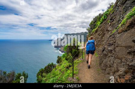 Wanderer auf dem Vereda do Larano Trail, Klippen, Madeira, Portugal Stockfoto