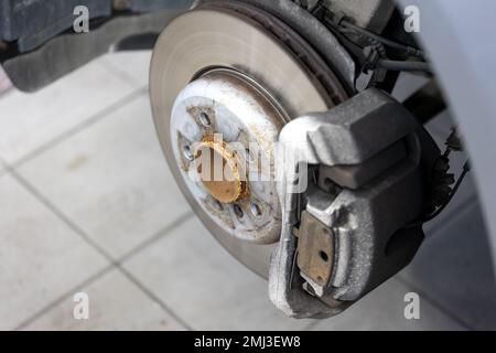 Auto, Auto-Mechaniker Wechsel Reifen, Räder auf dem Auto durch pneumatische Schraubenschlüssel, Service-Center Stockfoto