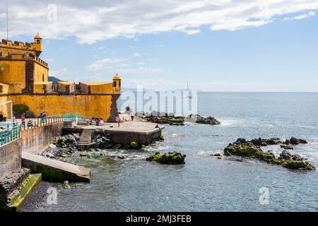 Altstadt mit Hafen, Festung Sao Tiago, Funchal, Madeira, Portugal Stockfoto