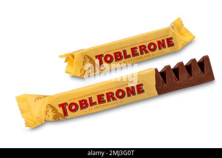 Italien - 04. Januar 2023: Toblerone, schweizer Milchschokoladenriegel mit Honig und Mandel Nougat, Paket und Bar isoliert auf Weiß, eine Marke von Monde Stockfoto