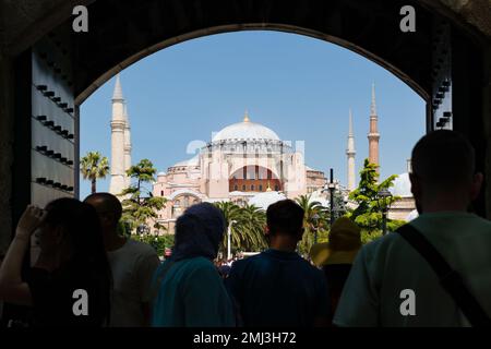 Die Hagia Sophia Grande Moschee wird gesehen, als Menschen die Türen der Blauen Moschee verlassen - Istanbul, Türkei Stockfoto