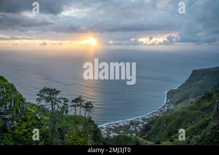 Miradouro da Raposeira, Klippen, Küste und Meer, Küstenlandschaft, Paul do Mar, Madeira, Portugal Stockfoto