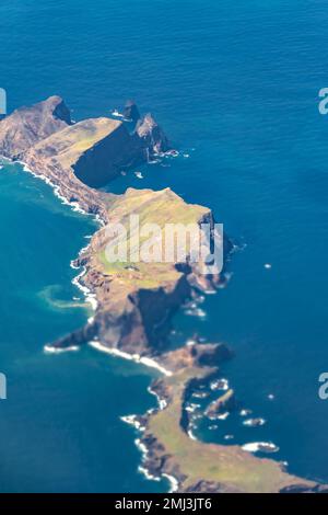 Luftaufnahme, Küstenlandschaft, Klippen und Meer, Miradouro da Ponta do Rosto, zerklüftete Küste mit Felsformationen, Cape Ponta de Sao Lourenco Stockfoto