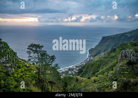 Miradouro da Raposeira, Klippen, Küste und Meer, Küstenlandschaft, Paul do Mar, Madeira, Portugal Stockfoto