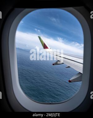 TAP Portugal, Flugzeugflügel, Blick aus dem Fenster auf das Meer, Portugal Stockfoto