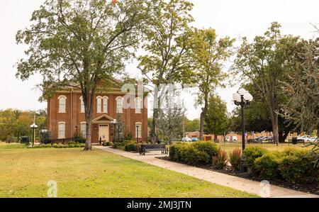 Tahlequah, Oklahoma, USA - 16. Oktober 2022: Das alte Cherokee County Courthouse Stockfoto