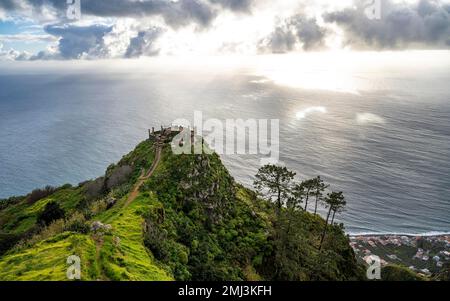 Abendliche Atmosphäre, Miradouro da Raposeira, Klippen, Küste und Meer, Paul do Mar, Madeira, Portugal Stockfoto