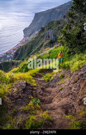 Wanderer in Miradouro da Raposeira, Klippen, Küste und Meer, Paul do Mar, Madeira, Portugal Stockfoto