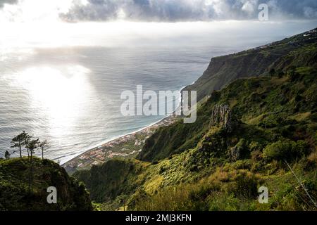 Abendliche Atmosphäre, Miradouro da Raposeira, Klippen, Küste und Meer, Paul do Mar, Madeira, Portugal Stockfoto