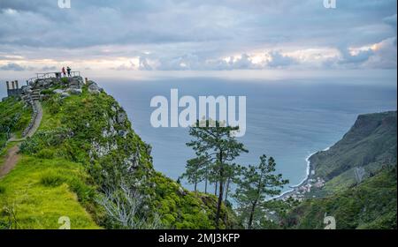 Miradouro da Raposeira, Klippen, Küste und Meer, Küstenlandschaft, Paul do Mar, Madeira, Portugal Stockfoto