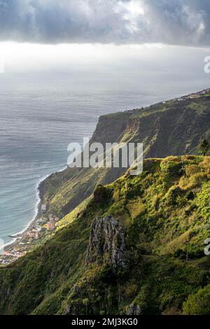 Abendliche Atmosphäre, Miradouro da Raposeira, Klippen, Küste und Meer, Paul do Mar, Madeira, Portugal Stockfoto