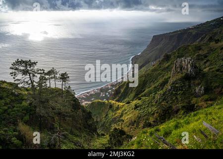 Abendliche Atmosphäre, Miradouro da Raposeira, Klippen, Küste und Meer, Paul do Mar, Madeira, Portugal Stockfoto